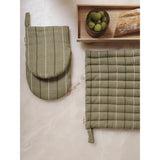 Ito Oven Mitt lifestyle view 2
