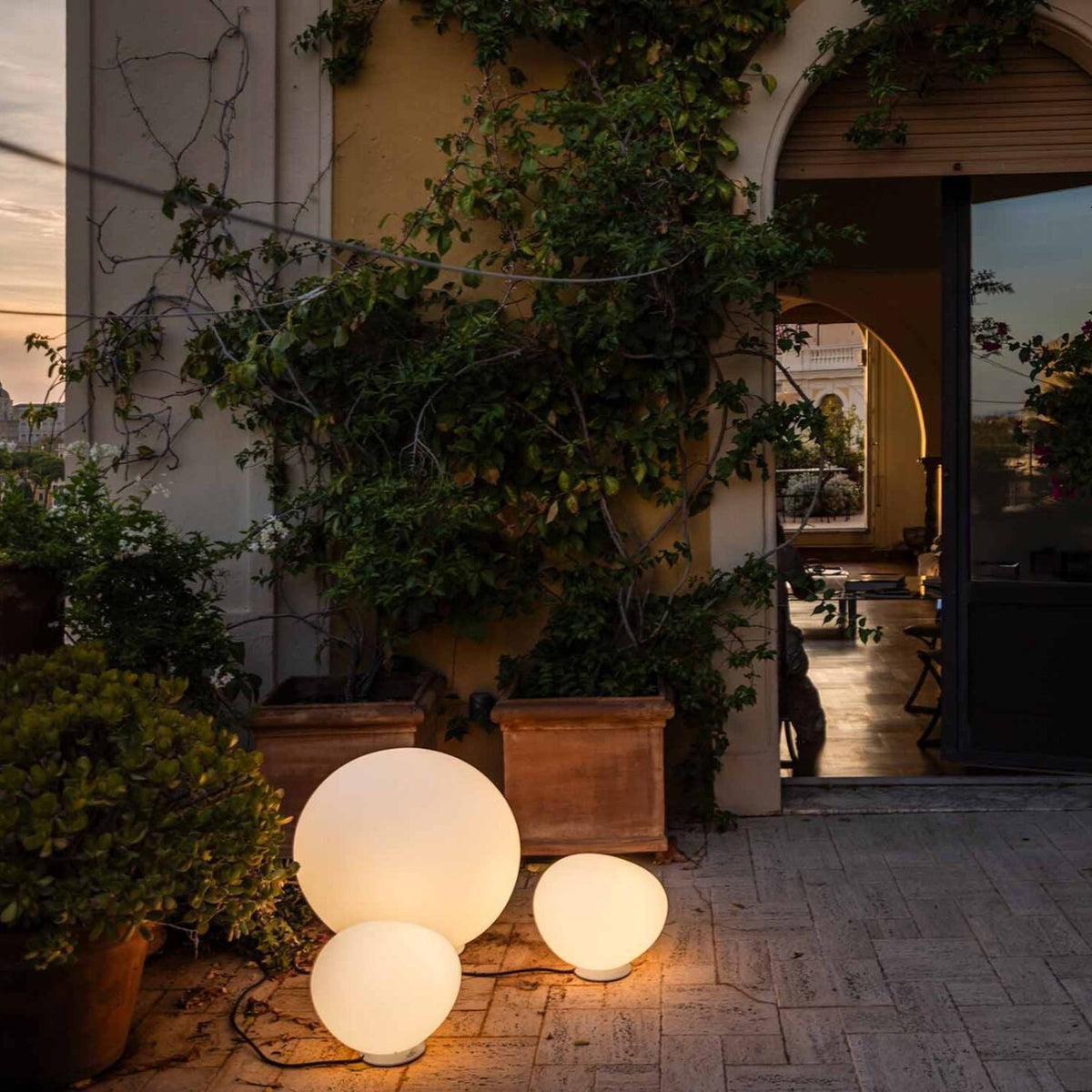 ブルテリア ノベルティフロアライト from Vancouver♪ Gregg Terra Outdoor Floor Lamp by Foscarini